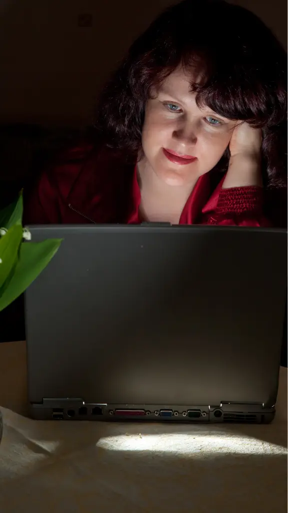 Femme devant un ordinateur